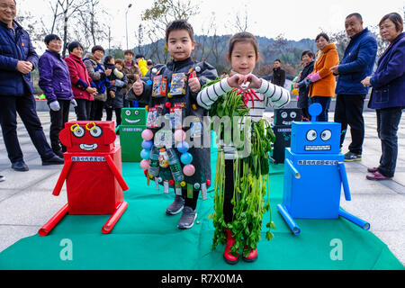 Changxing cinese della provincia dello Zhejiang. 12 Dic, 2018. I bambini di un Asilo locale prendere parte in un eco fashion show durante una coscienza ambientale attività Qingcaowu nel villaggio di Lijiaxiang township di Changxing County, Huzhou, est della Cina di Provincia dello Zhejiang, Dic 12, 2018. Credito: Xu Yu/Xinhua/Alamy Live News Foto Stock