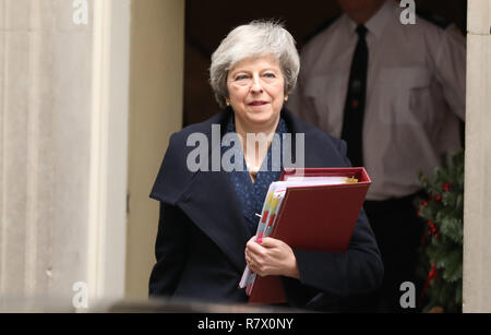 Londra, Regno Unito. 12 Dic, 2018. Il Primo Ministro inglese Theresa Maggio lascia Downing Street per il primo ministro di domande a Londra, in Gran Bretagna il 12 dicembre, 2018. Il Primo Ministro inglese Theresa Maggio si troverà di fronte ad un voto di sfiducia più tardi Mercoledì, detto Graham Brady, capo del partito conservatore's 1922 Comitato di backbenchers. Credito: Isabel Infantes/Xinhua/Alamy Live News Foto Stock