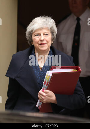 Londra, Regno Unito. 12 Dic, 2018. Il Primo Ministro inglese Theresa Maggio lascia Downing Street per il primo ministro di domande a Londra, in Gran Bretagna il 12 dicembre, 2018. Il Primo Ministro inglese Theresa Maggio si troverà di fronte ad un voto di sfiducia più tardi Mercoledì, detto Graham Brady, capo del partito conservatore's 1922 Comitato di backbenchers. Credito: Isabel Infantes/Xinhua/Alamy Live News Foto Stock