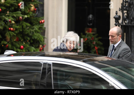 Londra, Regno Unito. 12 Dic, 2018. Il Primo Ministro inglese Theresa Maggio lascia Downing Street per il primo ministro di domande a Londra, in Gran Bretagna il 12 dicembre, 2018. Il Primo Ministro inglese Theresa Maggio si troverà di fronte ad un voto di sfiducia più tardi Mercoledì, detto Graham Brady, capo del partito conservatore's 1922 Comitato di backbenchers. Credito: Isabel Infantes/Xinhua/Alamy Live News Foto Stock