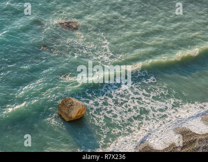 Vista panoramica di Petra tou Romiou scogli su un bel pomeriggio, considerato Aphrodite il luogo di nascita della mitologia greca. Si tratta di un famoso turi Foto Stock