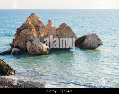 Pomeriggio Vista del paesaggio marino attorno a Petra tou Romiou, in Paphos, Cipro. È considerato essere Aphrodite il luogo di nascita della mitologia greca. Foto Stock