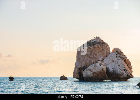 Pomeriggio Vista del paesaggio marino attorno a Petra tou Romiou, in Paphos, Cipro. È considerato essere Aphrodite il luogo di nascita della mitologia greca. Foto Stock