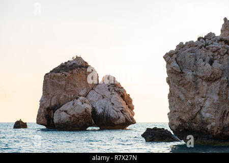 Pomeriggio Vista del paesaggio marino attorno a Petra tou Romiou, in Paphos, Cipro. È considerato essere Aphrodite il luogo di nascita della mitologia greca. Foto Stock