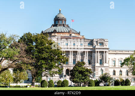 US National Library of Congress dome esterno con bandiera americana sventolare a Washington DC, Stati Uniti d'America sul capitale Capitol Hill, colonne, facciata paesaggio costruire Foto Stock