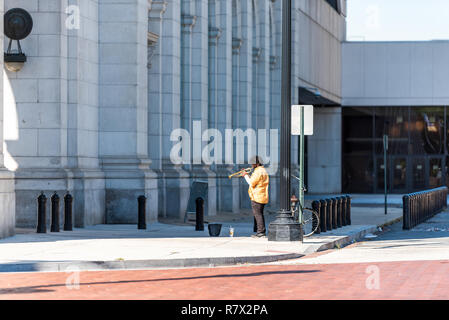 Washington DC, Stati Uniti d'America - 12 Ottobre 2018: Union Station con il musicista uomo suonare il sassofono musica su strada, strada, entrata facciata esterna Foto Stock