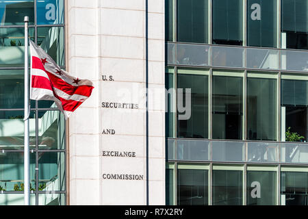 Washington DC, Stati Uniti d'America - 12 Ottobre 2018: US United States Securities and Exchange Commission SEC architettura edificio moderno segno, logo, bandiera, vetro wi Foto Stock