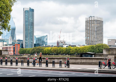 London, Regno Unito - 12 Settembre 2018: fiume Thames, vista di Vauxhall Lambeth città cityscape skyline, marciapiede sul Victoria Embankment sul giorno nuvoloso, persone Foto Stock