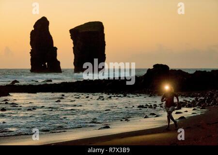 Il Portogallo, arcipelago delle Azzorre, isola Sao Miguel, Mosteiros, Mosteiros Isole al tramonto, donna correre sulla spiaggia Foto Stock