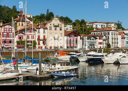 Francia, Pirenei Atlantique, Pays Basque, Ciboure, il Ravel House (San Estebenia casa) deve il suo nome al compositore Maurice Ravel, nato il 7 marzo 1875 di Ciboure questo stile olandese casa è stata costruita da un armatore Cibourian Esteban d'Etcheto è situato sul Quai Ravel rivolta verso il porto di pesca di Ciboure e Saint-Jean-de-Luz Foto Stock