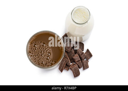 Vetro di cioccolato e bottiglia di latte con blocchi di cioccolato su sfondo bianco Foto Stock