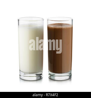 Bicchieri pieni di latte e cioccolato su sfondo bianco. Foto Stock
