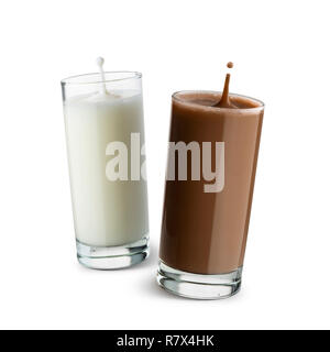 Bicchieri pieni di latte e cioccolato con jumping scende su sfondo bianco. Foto Stock