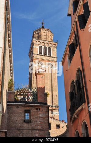 Il campanile pendente della chiesa di Santo Stefano, Venezia, Italia Foto Stock