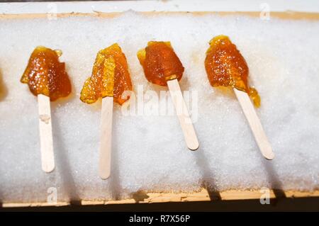 Canada, Provincia di Quebec, Montreal, Jean Talon mercato, vendita di pneumatico sulla neve Foto Stock