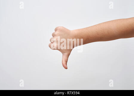La mano del bambino mostra thump down.segno negativo di disaccordo e diversamente. Foto Stock