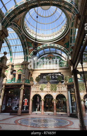 Pavimento a mosaico e la cupola di vetro nella contea di Arcade nel quartiere di Victoria shopping centre. Leeds, West Yorkshire, Inghilterra, Regno Unito, Gran Bretagna Foto Stock