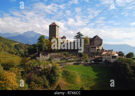 Castel Tirolo in Tirolo, Alto Adige, Italia. Castel Tirolo ospita il Museo Provinciale di Cultura e Storia provinciale Foto Stock