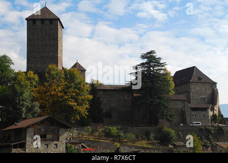 Castel Tirolo in Tirolo, Alto Adige, Italia. Castel Tirolo ospita il Museo Provinciale di Cultura e Storia provinciale Foto Stock