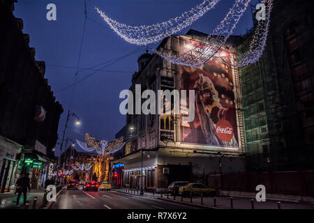 Bucarest, Romania - 9 dicembre, 2018. Vita notturna a Bucarest nel mese di Dicembre con le decorazioni di Natale nel centro della città, sulla Calea Victoriei Foto Stock