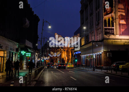 Bucarest, Romania - 9 dicembre, 2018. Vita notturna a Bucarest nel mese di Dicembre con le decorazioni di Natale nel centro della città, sulla Calea Victoriei Foto Stock