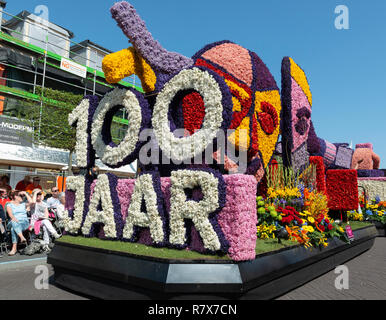 Spettacolari carri ricoperti di fiori nel Bloemencorso Bollenstreek la sfilata annuale dei fiori di primavera, Voorhout, Sud Olanda, Paesi Bassi Foto Stock