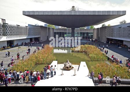 Messico, Città del Messico, Museo Nazionale di Antropologia, cortile impostato, bacino vista laterale Foto Stock