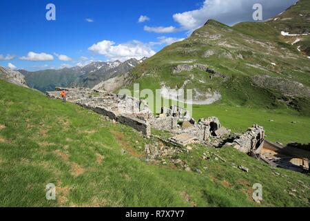 Francia, Ariège, rovinato la costruzione presso il porto di Salau (2.087 m) è un valico di frontiera dei Pirenei tra Francia e Spagna Foto Stock