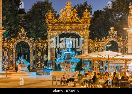 Francia, Meurthe et Moselle, Nancy Place Stanislas o ex Royal posto elencati come patrimonio mondiale dall' UNESCO costruito da Stanislas Leszczynski re di Polonia e ultimo duca di Lorena nel XVIII secolo, la fontana del Nettuno Foto Stock