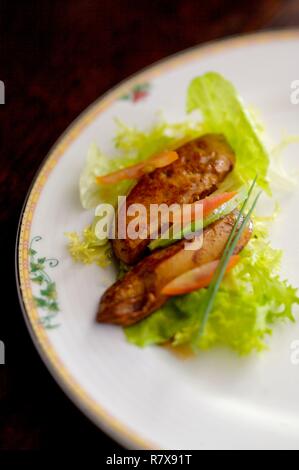 Francia, Aveyron, pan fried foie gras con aceto di lampone da Le Clos ristorante gourmand Foto Stock