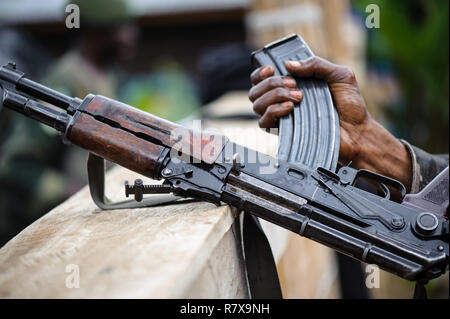 Rdc esercito nazionale di soldati armati con Kalashnikov AK-47 fucili a canna rigata nel Parco nazionale di Virunga, Nord Kivu, nella Repubblica democratica del Congo Foto Stock