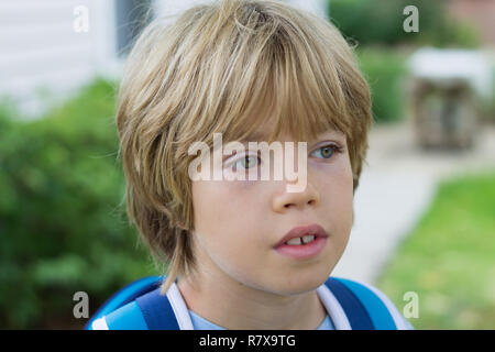 Ritratto di un ragazzo con sfondo sfocato Foto Stock