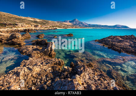 Falassarna beach sull'isola di Creta con azure acqua chiara, la Grecia, l'Europa. Foto Stock