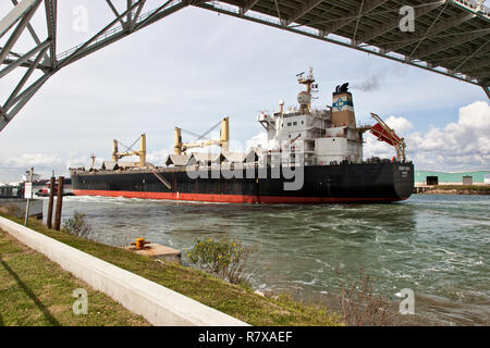 Nave da carico il trasporto di granella, entrando in porto del Corpus Christi, passando sotto il Ponte del Porto. Foto Stock