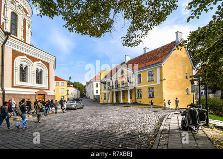 I turisti a piedi le strade di ciottoli oltre la Cattedrale Alexander Nevsky la medievale città alta della collina di Toompea nel Mar Baltico città di Tallinn, Estonia Foto Stock