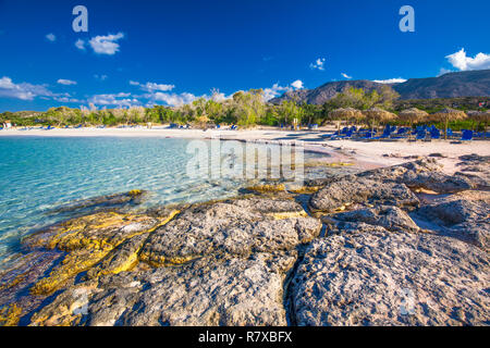 Padre con il suo piccolo figlio guardando il seitan limania sulla spiaggia di creta isola di azzurro acqua chiara, la Grecia, l'Europa. Creta è la più grande e più popul Foto Stock