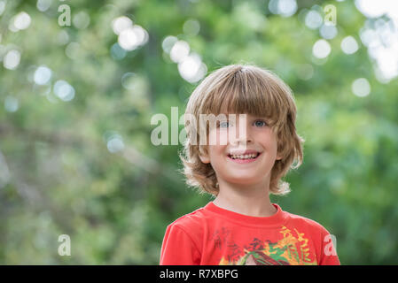 Ritratto di un ragazzo con sfondo sfocato Foto Stock