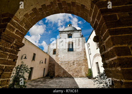 Il piccolo cortile della chiesa di San Michele Arcangelo nella città vecchia sezione di Brindisi, Italia, nella regione Puglia Foto Stock