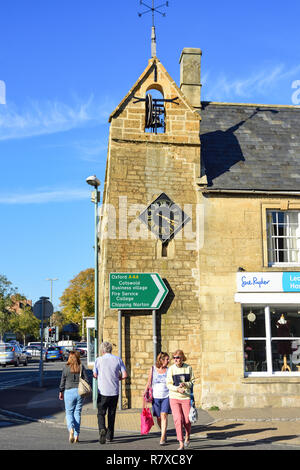 Xvi secolo torre il coprifuoco, High Street, Moreton-in-Marsh, Gloucestershire, England, Regno Unito Foto Stock