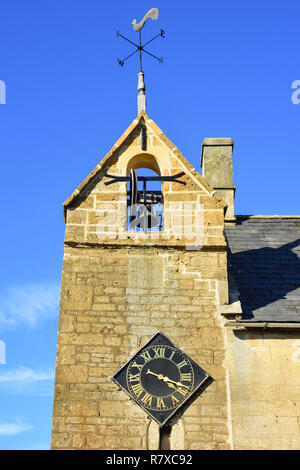 Xvi secolo torre il coprifuoco, High Street, Moreton-in-Marsh, Gloucestershire, England, Regno Unito Foto Stock