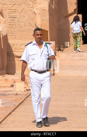 Aswan, Egitto - 11 Settembre 2018: egiziana Polizia Turistica di Abu Simbel per per la tutela del turista Foto Stock