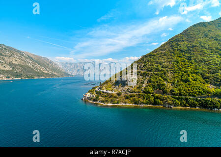 Vista del mare e della costa e Mrcevac Road, una panoramica strada costiera lungo la Baia di Kotor del Mare Adriatico a sud-ovest del Montenegro. Foto Stock
