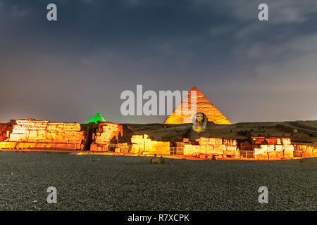 Le piramidi di Giza e della Sfinge spettacolo di luci e suoni di notte Foto Stock