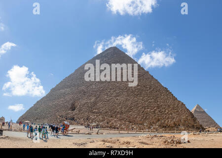 Giza, Egitto - 15 Settembre 2018: La Grande Piramide di Giza (noto anche come la piramide di Khufu o la piramide di Cheope) è la più antica e più grande di Foto Stock