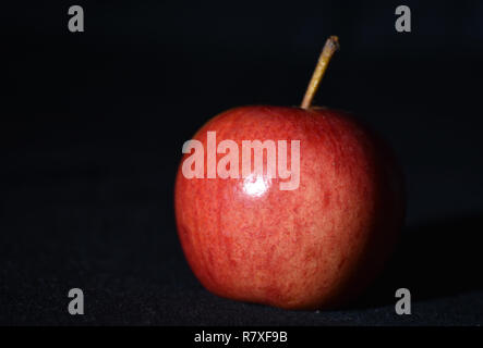 Rosso fresco frutta Apple su sfondo nero. Foto Stock