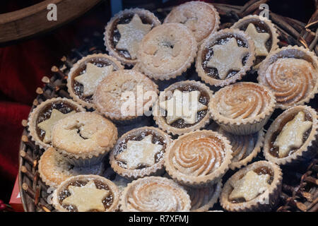 Un assortimento di festosa pasticci di carne macinata sul display in un ristorante di finestra. Foto Stock