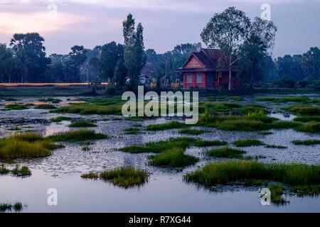 Cambogia, Kompong Thom, provincia di Kompong Thom o Kampong Thom, casa tradizionale di fronte a un laghetto Foto Stock