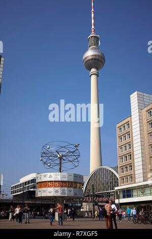 Germania, Berlino, quartiere Mitte, Alexanderplatz, Orologio mondiale e la Torre della TV (Fernsehturm) Foto Stock