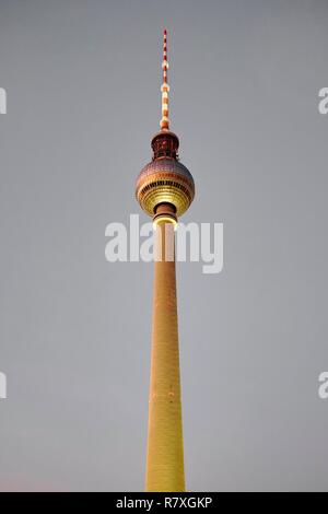 Germania, Berlino, quartiere Mitte, Alexanderplatz con la torre della TV (Fernsehturm) al tramonto Foto Stock