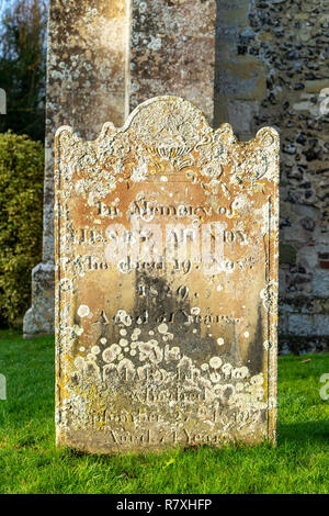 Vecchio ornato di pietre tombali di Amesbury nel cantiere della chiesa WILTSHIRE REGNO UNITO Foto Stock